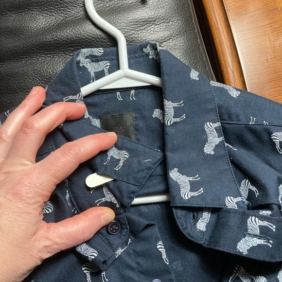 Mens H&M size XS blue with white (tailless) zebras, Fit button up shirt. - Picture 4 of 6